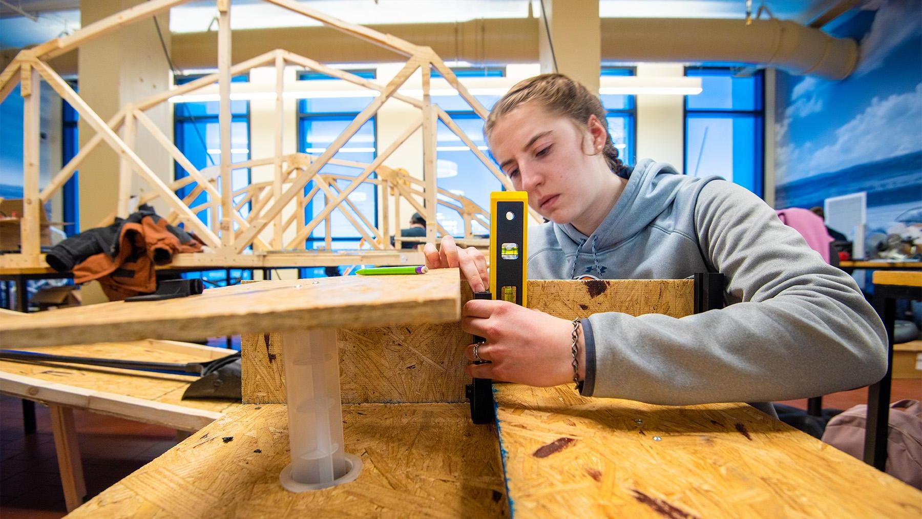 工程 students in the workshop